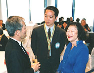 ADA会長ご夫妻と懇談する大岡フェロー